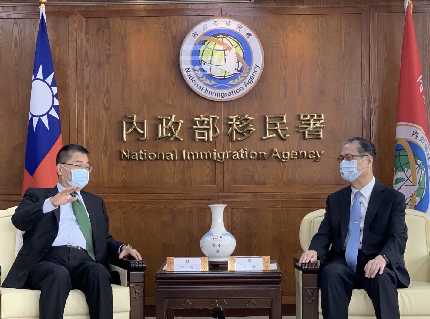 Menteri Dalam Negeri Xu Guo-yong (kiri) yang sedang berdiskusi dengan Ketua Agensi Imigrasi Nasional Zhong Jing-hun (kanan). Sumber: Agensi Imigrasi Nasional 